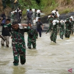 Akses jalan buruk, Prajurit TNI terpaksa pikul material renovasi makam pahlawan Cut Meutia